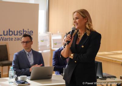 Przewodnicząca Sejmiku Województwa Lubuskiego Anna Synowiec wita uczestników spotkania konsultacyjnego dotyczącego projektu dokumentu pn. „Plan gospodarki odpadami dla województwa lubuskiego na lata 2024-2030 wraz z planem inwestycyjnym