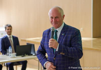 Członek zarządu woj. lubuskiego Zbigniew Kołodziej przemawia do uczestników spotkania konsultacyjnego dotyczącego projektu dokumentu pn. „Plan gospodarki odpadami dla województwa lubuskiego na lata 2024-2030 wraz z planem inwestycyjnym