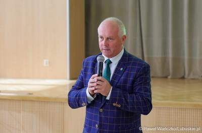 Członek zarządu woj. lubuskiego Zbigniew Kołodziej przemawia do uczestników spotkania konsultacyjnego dotyczącego projektu dokumentu pn. „Plan gospodarki odpadami dla województwa lubuskiego na lata 2024-2030 wraz z planem inwestycyjnym