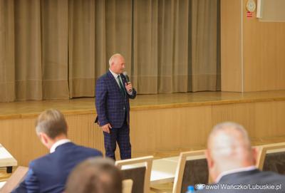 Członek zarządu woj. lubuskiego Zbigniew Kołodziej przemawia do uczestników spotkania konsultacyjnego dotyczącego projektu dokumentu pn. „Plan gospodarki odpadami dla województwa lubuskiego na lata 2024-2030 wraz z planem inwestycyjnym