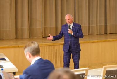 Członek zarządu woj. lubuskiego Zbigniew Kołodziej przemawia do uczestników spotkania konsultacyjnego dotyczącego projektu dokumentu pn. „Plan gospodarki odpadami dla województwa lubuskiego na lata 2024-2030 wraz z planem inwestycyjnym