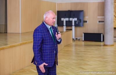 Członek zarządu woj. lubuskiego Zbigniew Kołodziej przemawia do uczestników spotkania konsultacyjnego dotyczącego projektu dokumentu pn. „Plan gospodarki odpadami dla województwa lubuskiego na lata 2024-2030 wraz z planem inwestycyjnym
