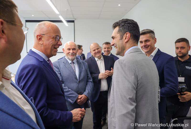 Marszałek województwa lubuskiego Marcin Jabłoński i wicemarszałek Sebastian Ciemnoczołowski, poseł na Sejm RP Krystyna Sibińska, senator Władysław Komarnicki, wojewoda lubuski Marek Cebula, prezydent Gorzowa Wlkp. Jacek Wójcicki, wiceprezydent Gorzowa Izabela Piotrowicz, przewodniczący gorzowskiej Rady Miasta Robert Surowiec, lubuscy i wielkopolscy samorządowcy, przedstawiciele kierownictwa Polskich Kolei Państwowych - spotkali się w gorzowskim magistracie z wiceministrem Piotrem Malepszakiem, który w  Ministerstwie Infrastruktury odpowiada za transport kolejowy.