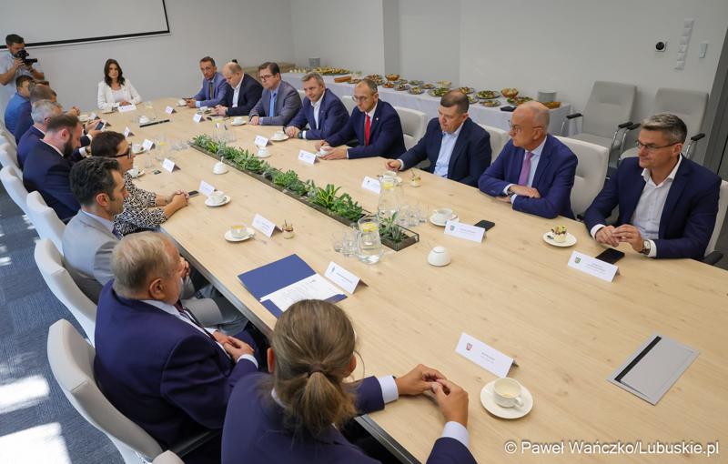 Marszałek województwa lubuskiego Marcin Jabłoński i wicemarszałek Sebastian Ciemnoczołowski, poseł na Sejm RP Krystyna Sibińska, senator Władysław Komarnicki, wojewoda lubuski Marek Cebula, prezydent Gorzowa Wlkp. Jacek Wójcicki, wiceprezydent Gorzowa Izabela Piotrowicz, przewodniczący gorzowskiej Rady Miasta Robert Surowiec, lubuscy i wielkopolscy samorządowcy, przedstawiciele kierownictwa Polskich Kolei Państwowych - spotkali się w gorzowskim magistracie z wiceministrem Piotrem Malepszakiem, który w  Ministerstwie Infrastruktury odpowiada za transport kolejowy.
