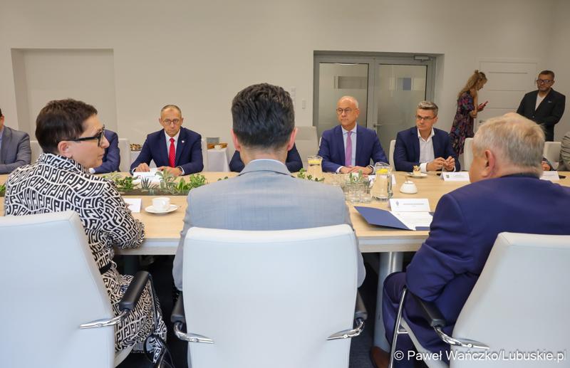 Marszałek województwa lubuskiego Marcin Jabłoński i wicemarszałek Sebastian Ciemnoczołowski, poseł na Sejm RP Krystyna Sibińska, senator Władysław Komarnicki, wojewoda lubuski Marek Cebula, prezydent Gorzowa Wlkp. Jacek Wójcicki, wiceprezydent Gorzowa Izabela Piotrowicz, przewodniczący gorzowskiej Rady Miasta Robert Surowiec, lubuscy i wielkopolscy samorządowcy, przedstawiciele kierownictwa Polskich Kolei Państwowych - spotkali się w gorzowskim magistracie z wiceministrem Piotrem Malepszakiem, który w  Ministerstwie Infrastruktury odpowiada za transport kolejowy.