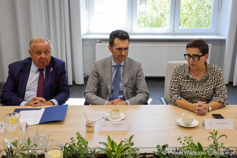 Marszałek województwa lubuskiego Marcin Jabłoński i wicemarszałek Sebastian Ciemnoczołowski, poseł na Sejm RP Krystyna Sibińska, senator Władysław Komarnicki, wojewoda lubuski Marek Cebula, prezydent Gorzowa Wlkp. Jacek Wójcicki, wiceprezydent Gorzowa Izabela Piotrowicz, przewodniczący gorzowskiej Rady Miasta Robert Surowiec, lubuscy i wielkopolscy samorządowcy, przedstawiciele kierownictwa Polskich Kolei Państwowych - spotkali się w gorzowskim magistracie z wiceministrem Piotrem Malepszakiem, który w  Ministerstwie Infrastruktury odpowiada za transport kolejowy.