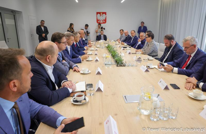Marszałek województwa lubuskiego Marcin Jabłoński i wicemarszałek Sebastian Ciemnoczołowski, poseł na Sejm RP Krystyna Sibińska, senator Władysław Komarnicki, wojewoda lubuski Marek Cebula, prezydent Gorzowa Wlkp. Jacek Wójcicki, wiceprezydent Gorzowa Izabela Piotrowicz, przewodniczący gorzowskiej Rady Miasta Robert Surowiec, lubuscy i wielkopolscy samorządowcy, przedstawiciele kierownictwa Polskich Kolei Państwowych - spotkali się w gorzowskim magistracie z wiceministrem Piotrem Malepszakiem, który w  Ministerstwie Infrastruktury odpowiada za transport kolejowy.