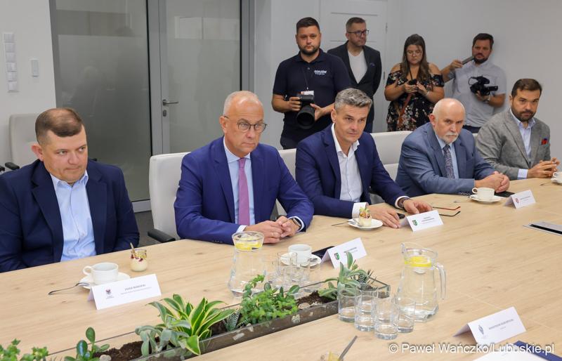 Marszałek województwa lubuskiego Marcin Jabłoński i wicemarszałek Sebastian Ciemnoczołowski, poseł na Sejm RP Krystyna Sibińska, senator Władysław Komarnicki, wojewoda lubuski Marek Cebula, prezydent Gorzowa Wlkp. Jacek Wójcicki, wiceprezydent Gorzowa Izabela Piotrowicz, przewodniczący gorzowskiej Rady Miasta Robert Surowiec, lubuscy i wielkopolscy samorządowcy, przedstawiciele kierownictwa Polskich Kolei Państwowych - spotkali się w gorzowskim magistracie z wiceministrem Piotrem Malepszakiem, który w  Ministerstwie Infrastruktury odpowiada za transport kolejowy.
