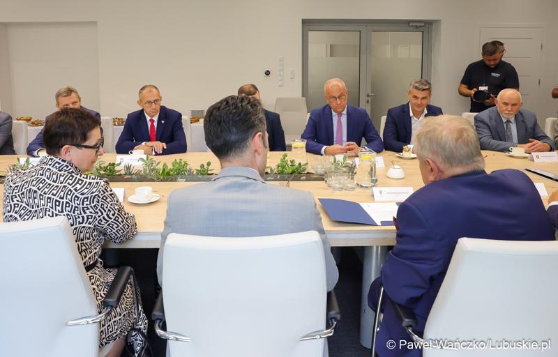 Marszałek województwa lubuskiego Marcin Jabłoński i wicemarszałek Sebastian Ciemnoczołowski, poseł na Sejm RP Krystyna Sibińska, senator Władysław Komarnicki, wojewoda lubuski Marek Cebula, prezydent Gorzowa Wlkp. Jacek Wójcicki, wiceprezydent Gorzowa Izabela Piotrowicz, przewodniczący gorzowskiej Rady Miasta Robert Surowiec, lubuscy i wielkopolscy samorządowcy, przedstawiciele kierownictwa Polskich Kolei Państwowych - spotkali się w gorzowskim magistracie z wiceministrem Piotrem Malepszakiem, który w  Ministerstwie Infrastruktury odpowiada za transport kolejowy.