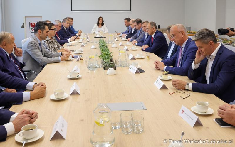 Marszałek województwa lubuskiego Marcin Jabłoński i wicemarszałek Sebastian Ciemnoczołowski, poseł na Sejm RP Krystyna Sibińska, senator Władysław Komarnicki, wojewoda lubuski Marek Cebula, prezydent Gorzowa Wlkp. Jacek Wójcicki, wiceprezydent Gorzowa Izabela Piotrowicz, przewodniczący gorzowskiej Rady Miasta Robert Surowiec, lubuscy i wielkopolscy samorządowcy, przedstawiciele kierownictwa Polskich Kolei Państwowych - spotkali się w gorzowskim magistracie z wiceministrem Piotrem Malepszakiem, który w  Ministerstwie Infrastruktury odpowiada za transport kolejowy.