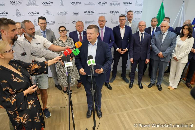 Marszałek województwa lubuskiego Marcin Jabłoński i wicemarszałek Sebastian Ciemnoczołowski, poseł na Sejm RP Krystyna Sibińska, senator Władysław Komarnicki, wojewoda lubuski Marek Cebula, prezydent Gorzowa Wlkp. Jacek Wójcicki, wiceprezydent Gorzowa Izabela Piotrowicz, przewodniczący gorzowskiej Rady Miasta Robert Surowiec, lubuscy i wielkopolscy samorządowcy, przedstawiciele kierownictwa Polskich Kolei Państwowych - spotkali się w gorzowskim magistracie z wiceministrem Piotrem Malepszakiem, który w  Ministerstwie Infrastruktury odpowiada za transport kolejowy.