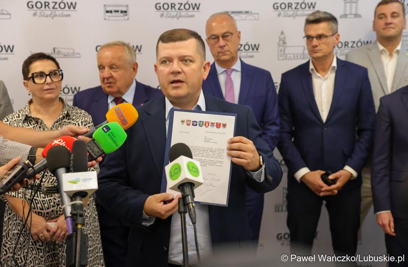 Marszałek województwa lubuskiego Marcin Jabłoński i wicemarszałek Sebastian Ciemnoczołowski, poseł na Sejm RP Krystyna Sibińska, senator Władysław Komarnicki, wojewoda lubuski Marek Cebula, prezydent Gorzowa Wlkp. Jacek Wójcicki, wiceprezydent Gorzowa Izabela Piotrowicz, przewodniczący gorzowskiej Rady Miasta Robert Surowiec, lubuscy i wielkopolscy samorządowcy, przedstawiciele kierownictwa Polskich Kolei Państwowych - spotkali się w gorzowskim magistracie z wiceministrem Piotrem Malepszakiem, który w  Ministerstwie Infrastruktury odpowiada za transport kolejowy.
