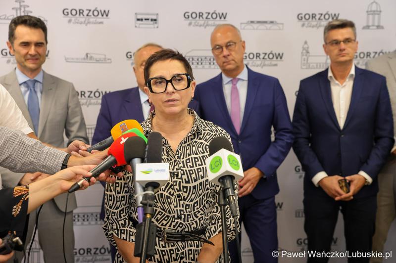 Marszałek województwa lubuskiego Marcin Jabłoński i wicemarszałek Sebastian Ciemnoczołowski, poseł na Sejm RP Krystyna Sibińska, senator Władysław Komarnicki, wojewoda lubuski Marek Cebula, prezydent Gorzowa Wlkp. Jacek Wójcicki, wiceprezydent Gorzowa Izabela Piotrowicz, przewodniczący gorzowskiej Rady Miasta Robert Surowiec, lubuscy i wielkopolscy samorządowcy, przedstawiciele kierownictwa Polskich Kolei Państwowych - spotkali się w gorzowskim magistracie z wiceministrem Piotrem Malepszakiem, który w  Ministerstwie Infrastruktury odpowiada za transport kolejowy.