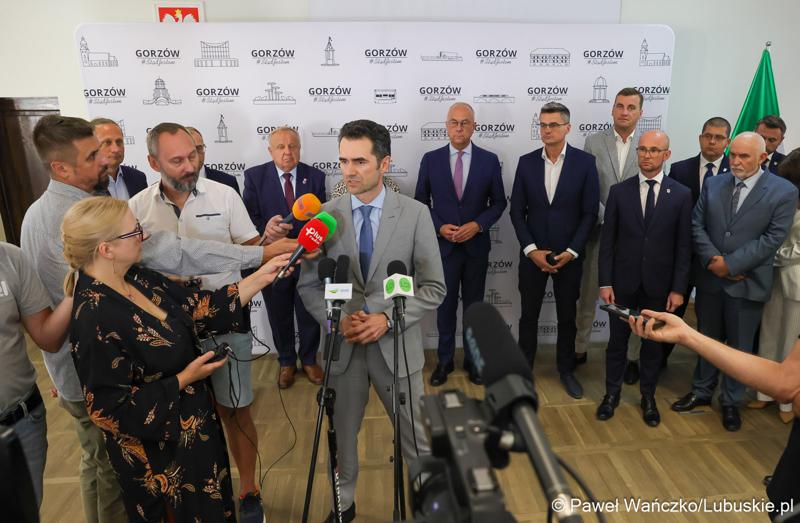 Marszałek województwa lubuskiego Marcin Jabłoński i wicemarszałek Sebastian Ciemnoczołowski, poseł na Sejm RP Krystyna Sibińska, senator Władysław Komarnicki, wojewoda lubuski Marek Cebula, prezydent Gorzowa Wlkp. Jacek Wójcicki, wiceprezydent Gorzowa Izabela Piotrowicz, przewodniczący gorzowskiej Rady Miasta Robert Surowiec, lubuscy i wielkopolscy samorządowcy, przedstawiciele kierownictwa Polskich Kolei Państwowych - spotkali się w gorzowskim magistracie z wiceministrem Piotrem Malepszakiem, który w  Ministerstwie Infrastruktury odpowiada za transport kolejowy.