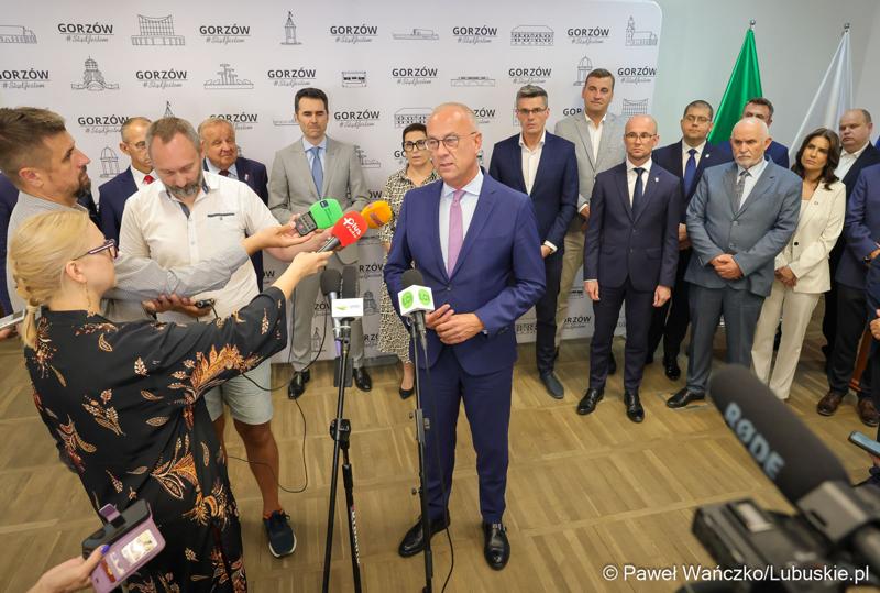 Marszałek województwa lubuskiego Marcin Jabłoński i wicemarszałek Sebastian Ciemnoczołowski, poseł na Sejm RP Krystyna Sibińska, senator Władysław Komarnicki, wojewoda lubuski Marek Cebula, prezydent Gorzowa Wlkp. Jacek Wójcicki, wiceprezydent Gorzowa Izabela Piotrowicz, przewodniczący gorzowskiej Rady Miasta Robert Surowiec, lubuscy i wielkopolscy samorządowcy, przedstawiciele kierownictwa Polskich Kolei Państwowych - spotkali się w gorzowskim magistracie z wiceministrem Piotrem Malepszakiem, który w  Ministerstwie Infrastruktury odpowiada za transport kolejowy.