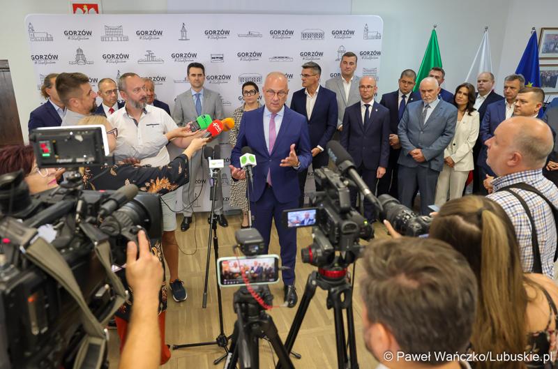 Marszałek województwa lubuskiego Marcin Jabłoński i wicemarszałek Sebastian Ciemnoczołowski, poseł na Sejm RP Krystyna Sibińska, senator Władysław Komarnicki, wojewoda lubuski Marek Cebula, prezydent Gorzowa Wlkp. Jacek Wójcicki, wiceprezydent Gorzowa Izabela Piotrowicz, przewodniczący gorzowskiej Rady Miasta Robert Surowiec, lubuscy i wielkopolscy samorządowcy, przedstawiciele kierownictwa Polskich Kolei Państwowych - spotkali się w gorzowskim magistracie z wiceministrem Piotrem Malepszakiem, który w  Ministerstwie Infrastruktury odpowiada za transport kolejowy.
