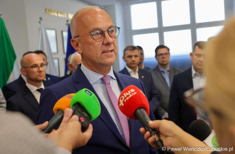 Marszałek województwa lubuskiego Marcin Jabłoński i wicemarszałek Sebastian Ciemnoczołowski, poseł na Sejm RP Krystyna Sibińska, senator Władysław Komarnicki, wojewoda lubuski Marek Cebula, prezydent Gorzowa Wlkp. Jacek Wójcicki, wiceprezydent Gorzowa Izabela Piotrowicz, przewodniczący gorzowskiej Rady Miasta Robert Surowiec, lubuscy i wielkopolscy samorządowcy, przedstawiciele kierownictwa Polskich Kolei Państwowych - spotkali się w gorzowskim magistracie z wiceministrem Piotrem Malepszakiem, który w  Ministerstwie Infrastruktury odpowiada za transport kolejowy.
