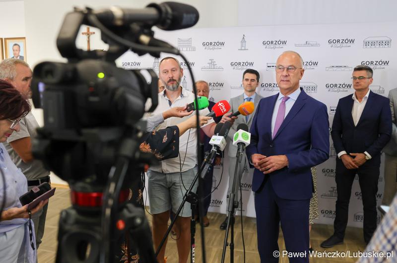 Marszałek województwa lubuskiego Marcin Jabłoński i wicemarszałek Sebastian Ciemnoczołowski, poseł na Sejm RP Krystyna Sibińska, senator Władysław Komarnicki, wojewoda lubuski Marek Cebula, prezydent Gorzowa Wlkp. Jacek Wójcicki, wiceprezydent Gorzowa Izabela Piotrowicz, przewodniczący gorzowskiej Rady Miasta Robert Surowiec, lubuscy i wielkopolscy samorządowcy, przedstawiciele kierownictwa Polskich Kolei Państwowych - spotkali się w gorzowskim magistracie z wiceministrem Piotrem Malepszakiem, który w  Ministerstwie Infrastruktury odpowiada za transport kolejowy.