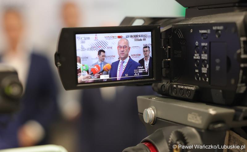 Marszałek województwa lubuskiego Marcin Jabłoński i wicemarszałek Sebastian Ciemnoczołowski, poseł na Sejm RP Krystyna Sibińska, senator Władysław Komarnicki, wojewoda lubuski Marek Cebula, prezydent Gorzowa Wlkp. Jacek Wójcicki, wiceprezydent Gorzowa Izabela Piotrowicz, przewodniczący gorzowskiej Rady Miasta Robert Surowiec, lubuscy i wielkopolscy samorządowcy, przedstawiciele kierownictwa Polskich Kolei Państwowych - spotkali się w gorzowskim magistracie z wiceministrem Piotrem Malepszakiem, który w  Ministerstwie Infrastruktury odpowiada za transport kolejowy.
