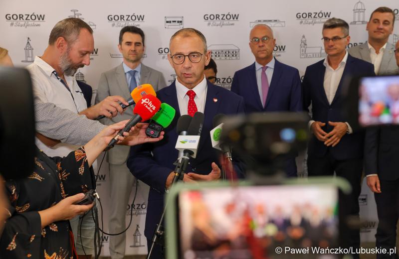Marszałek województwa lubuskiego Marcin Jabłoński i wicemarszałek Sebastian Ciemnoczołowski, poseł na Sejm RP Krystyna Sibińska, senator Władysław Komarnicki, wojewoda lubuski Marek Cebula, prezydent Gorzowa Wlkp. Jacek Wójcicki, wiceprezydent Gorzowa Izabela Piotrowicz, przewodniczący gorzowskiej Rady Miasta Robert Surowiec, lubuscy i wielkopolscy samorządowcy, przedstawiciele kierownictwa Polskich Kolei Państwowych - spotkali się w gorzowskim magistracie z wiceministrem Piotrem Malepszakiem, który w  Ministerstwie Infrastruktury odpowiada za transport kolejowy.