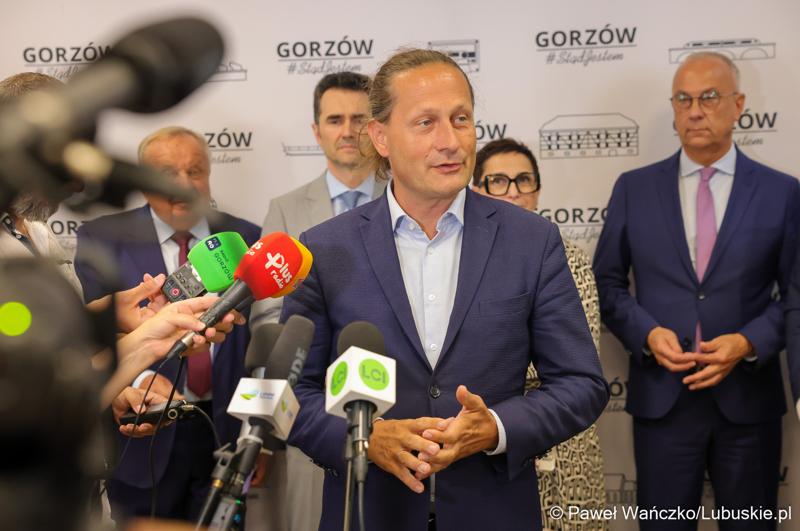 Marszałek województwa lubuskiego Marcin Jabłoński i wicemarszałek Sebastian Ciemnoczołowski, poseł na Sejm RP Krystyna Sibińska, senator Władysław Komarnicki, wojewoda lubuski Marek Cebula, prezydent Gorzowa Wlkp. Jacek Wójcicki, wiceprezydent Gorzowa Izabela Piotrowicz, przewodniczący gorzowskiej Rady Miasta Robert Surowiec, lubuscy i wielkopolscy samorządowcy, przedstawiciele kierownictwa Polskich Kolei Państwowych - spotkali się w gorzowskim magistracie z wiceministrem Piotrem Malepszakiem, który w  Ministerstwie Infrastruktury odpowiada za transport kolejowy.