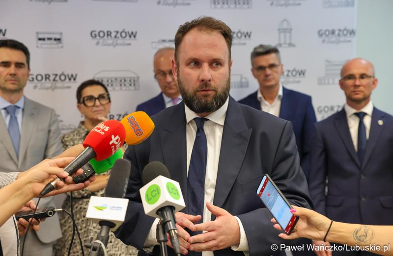 Marszałek województwa lubuskiego Marcin Jabłoński i wicemarszałek Sebastian Ciemnoczołowski, poseł na Sejm RP Krystyna Sibińska, senator Władysław Komarnicki, wojewoda lubuski Marek Cebula, prezydent Gorzowa Wlkp. Jacek Wójcicki, wiceprezydent Gorzowa Izabela Piotrowicz, przewodniczący gorzowskiej Rady Miasta Robert Surowiec, lubuscy i wielkopolscy samorządowcy, przedstawiciele kierownictwa Polskich Kolei Państwowych - spotkali się w gorzowskim magistracie z wiceministrem Piotrem Malepszakiem, który w  Ministerstwie Infrastruktury odpowiada za transport kolejowy.