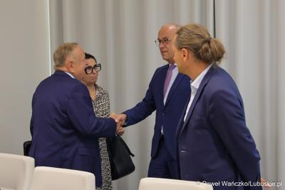 Marszałek województwa lubuskiego Marcin Jabłoński i wicemarszałek Sebastian Ciemnoczołowski, poseł na Sejm RP Krystyna Sibińska, senator Władysław Komarnicki, wojewoda lubuski Marek Cebula, prezydent Gorzowa Wlkp. Jacek Wójcicki, wiceprezydent Gorzowa Izabela Piotrowicz, przewodniczący gorzowskiej Rady Miasta Robert Surowiec, lubuscy i wielkopolscy samorządowcy, przedstawiciele kierownictwa Polskich Kolei Państwowych - spotkali się w gorzowskim magistracie z wiceministrem Piotrem Malepszakiem, który w  Ministerstwie Infrastruktury odpowiada za transport kolejowy.