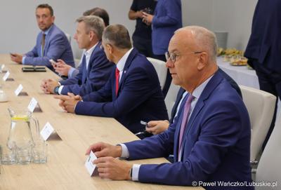 Marszałek województwa lubuskiego Marcin Jabłoński i wicemarszałek Sebastian Ciemnoczołowski, poseł na Sejm RP Krystyna Sibińska, senator Władysław Komarnicki, wojewoda lubuski Marek Cebula, prezydent Gorzowa Wlkp. Jacek Wójcicki, wiceprezydent Gorzowa Izabela Piotrowicz, przewodniczący gorzowskiej Rady Miasta Robert Surowiec, lubuscy i wielkopolscy samorządowcy, przedstawiciele kierownictwa Polskich Kolei Państwowych - spotkali się w gorzowskim magistracie z wiceministrem Piotrem Malepszakiem, który w  Ministerstwie Infrastruktury odpowiada za transport kolejowy.
