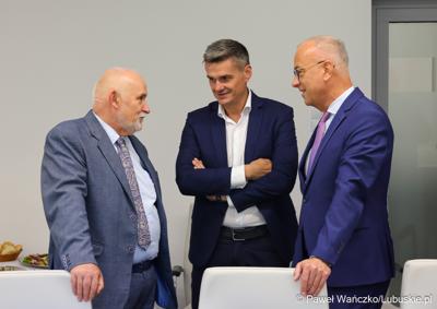 Marszałek województwa lubuskiego Marcin Jabłoński i wicemarszałek Sebastian Ciemnoczołowski, poseł na Sejm RP Krystyna Sibińska, senator Władysław Komarnicki, wojewoda lubuski Marek Cebula, prezydent Gorzowa Wlkp. Jacek Wójcicki, wiceprezydent Gorzowa Izabela Piotrowicz, przewodniczący gorzowskiej Rady Miasta Robert Surowiec, lubuscy i wielkopolscy samorządowcy, przedstawiciele kierownictwa Polskich Kolei Państwowych - spotkali się w gorzowskim magistracie z wiceministrem Piotrem Malepszakiem, który w  Ministerstwie Infrastruktury odpowiada za transport kolejowy.