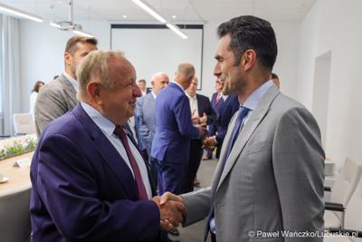 Marszałek województwa lubuskiego Marcin Jabłoński i wicemarszałek Sebastian Ciemnoczołowski, poseł na Sejm RP Krystyna Sibińska, senator Władysław Komarnicki, wojewoda lubuski Marek Cebula, prezydent Gorzowa Wlkp. Jacek Wójcicki, wiceprezydent Gorzowa Izabela Piotrowicz, przewodniczący gorzowskiej Rady Miasta Robert Surowiec, lubuscy i wielkopolscy samorządowcy, przedstawiciele kierownictwa Polskich Kolei Państwowych - spotkali się w gorzowskim magistracie z wiceministrem Piotrem Malepszakiem, który w  Ministerstwie Infrastruktury odpowiada za transport kolejowy.