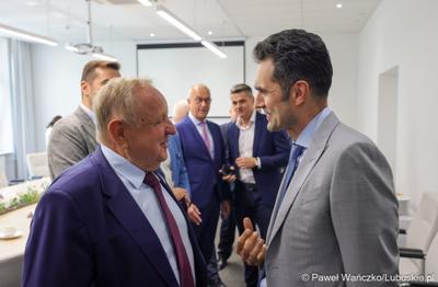 Marszałek województwa lubuskiego Marcin Jabłoński i wicemarszałek Sebastian Ciemnoczołowski, poseł na Sejm RP Krystyna Sibińska, senator Władysław Komarnicki, wojewoda lubuski Marek Cebula, prezydent Gorzowa Wlkp. Jacek Wójcicki, wiceprezydent Gorzowa Izabela Piotrowicz, przewodniczący gorzowskiej Rady Miasta Robert Surowiec, lubuscy i wielkopolscy samorządowcy, przedstawiciele kierownictwa Polskich Kolei Państwowych - spotkali się w gorzowskim magistracie z wiceministrem Piotrem Malepszakiem, który w  Ministerstwie Infrastruktury odpowiada za transport kolejowy.