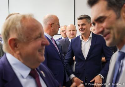 Marszałek województwa lubuskiego Marcin Jabłoński i wicemarszałek Sebastian Ciemnoczołowski, poseł na Sejm RP Krystyna Sibińska, senator Władysław Komarnicki, wojewoda lubuski Marek Cebula, prezydent Gorzowa Wlkp. Jacek Wójcicki, wiceprezydent Gorzowa Izabela Piotrowicz, przewodniczący gorzowskiej Rady Miasta Robert Surowiec, lubuscy i wielkopolscy samorządowcy, przedstawiciele kierownictwa Polskich Kolei Państwowych - spotkali się w gorzowskim magistracie z wiceministrem Piotrem Malepszakiem, który w  Ministerstwie Infrastruktury odpowiada za transport kolejowy.