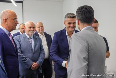 Marszałek województwa lubuskiego Marcin Jabłoński i wicemarszałek Sebastian Ciemnoczołowski, poseł na Sejm RP Krystyna Sibińska, senator Władysław Komarnicki, wojewoda lubuski Marek Cebula, prezydent Gorzowa Wlkp. Jacek Wójcicki, wiceprezydent Gorzowa Izabela Piotrowicz, przewodniczący gorzowskiej Rady Miasta Robert Surowiec, lubuscy i wielkopolscy samorządowcy, przedstawiciele kierownictwa Polskich Kolei Państwowych - spotkali się w gorzowskim magistracie z wiceministrem Piotrem Malepszakiem, który w  Ministerstwie Infrastruktury odpowiada za transport kolejowy.