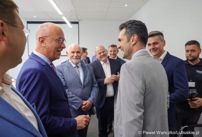 Marszałek województwa lubuskiego Marcin Jabłoński i wicemarszałek Sebastian Ciemnoczołowski, poseł na Sejm RP Krystyna Sibińska, senator Władysław Komarnicki, wojewoda lubuski Marek Cebula, prezydent Gorzowa Wlkp. Jacek Wójcicki, wiceprezydent Gorzowa Izabela Piotrowicz, przewodniczący gorzowskiej Rady Miasta Robert Surowiec, lubuscy i wielkopolscy samorządowcy, przedstawiciele kierownictwa Polskich Kolei Państwowych - spotkali się w gorzowskim magistracie z wiceministrem Piotrem Malepszakiem, który w  Ministerstwie Infrastruktury odpowiada za transport kolejowy.