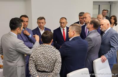 Marszałek województwa lubuskiego Marcin Jabłoński i wicemarszałek Sebastian Ciemnoczołowski, poseł na Sejm RP Krystyna Sibińska, senator Władysław Komarnicki, wojewoda lubuski Marek Cebula, prezydent Gorzowa Wlkp. Jacek Wójcicki, wiceprezydent Gorzowa Izabela Piotrowicz, przewodniczący gorzowskiej Rady Miasta Robert Surowiec, lubuscy i wielkopolscy samorządowcy, przedstawiciele kierownictwa Polskich Kolei Państwowych - spotkali się w gorzowskim magistracie z wiceministrem Piotrem Malepszakiem, który w  Ministerstwie Infrastruktury odpowiada za transport kolejowy.