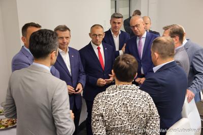 Marszałek województwa lubuskiego Marcin Jabłoński i wicemarszałek Sebastian Ciemnoczołowski, poseł na Sejm RP Krystyna Sibińska, senator Władysław Komarnicki, wojewoda lubuski Marek Cebula, prezydent Gorzowa Wlkp. Jacek Wójcicki, wiceprezydent Gorzowa Izabela Piotrowicz, przewodniczący gorzowskiej Rady Miasta Robert Surowiec, lubuscy i wielkopolscy samorządowcy, przedstawiciele kierownictwa Polskich Kolei Państwowych - spotkali się w gorzowskim magistracie z wiceministrem Piotrem Malepszakiem, który w  Ministerstwie Infrastruktury odpowiada za transport kolejowy.