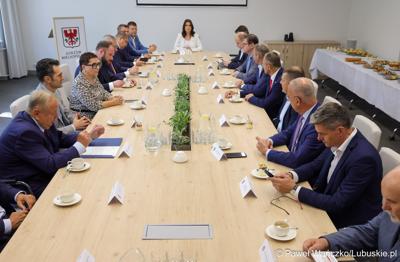 Marszałek województwa lubuskiego Marcin Jabłoński i wicemarszałek Sebastian Ciemnoczołowski, poseł na Sejm RP Krystyna Sibińska, senator Władysław Komarnicki, wojewoda lubuski Marek Cebula, prezydent Gorzowa Wlkp. Jacek Wójcicki, wiceprezydent Gorzowa Izabela Piotrowicz, przewodniczący gorzowskiej Rady Miasta Robert Surowiec, lubuscy i wielkopolscy samorządowcy, przedstawiciele kierownictwa Polskich Kolei Państwowych - spotkali się w gorzowskim magistracie z wiceministrem Piotrem Malepszakiem, który w  Ministerstwie Infrastruktury odpowiada za transport kolejowy.