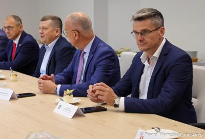 Marszałek województwa lubuskiego Marcin Jabłoński i wicemarszałek Sebastian Ciemnoczołowski, poseł na Sejm RP Krystyna Sibińska, senator Władysław Komarnicki, wojewoda lubuski Marek Cebula, prezydent Gorzowa Wlkp. Jacek Wójcicki, wiceprezydent Gorzowa Izabela Piotrowicz, przewodniczący gorzowskiej Rady Miasta Robert Surowiec, lubuscy i wielkopolscy samorządowcy, przedstawiciele kierownictwa Polskich Kolei Państwowych - spotkali się w gorzowskim magistracie z wiceministrem Piotrem Malepszakiem, który w  Ministerstwie Infrastruktury odpowiada za transport kolejowy.