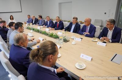 Marszałek województwa lubuskiego Marcin Jabłoński i wicemarszałek Sebastian Ciemnoczołowski, poseł na Sejm RP Krystyna Sibińska, senator Władysław Komarnicki, wojewoda lubuski Marek Cebula, prezydent Gorzowa Wlkp. Jacek Wójcicki, wiceprezydent Gorzowa Izabela Piotrowicz, przewodniczący gorzowskiej Rady Miasta Robert Surowiec, lubuscy i wielkopolscy samorządowcy, przedstawiciele kierownictwa Polskich Kolei Państwowych - spotkali się w gorzowskim magistracie z wiceministrem Piotrem Malepszakiem, który w  Ministerstwie Infrastruktury odpowiada za transport kolejowy.