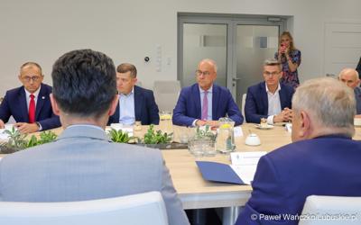 Marszałek województwa lubuskiego Marcin Jabłoński i wicemarszałek Sebastian Ciemnoczołowski, poseł na Sejm RP Krystyna Sibińska, senator Władysław Komarnicki, wojewoda lubuski Marek Cebula, prezydent Gorzowa Wlkp. Jacek Wójcicki, wiceprezydent Gorzowa Izabela Piotrowicz, przewodniczący gorzowskiej Rady Miasta Robert Surowiec, lubuscy i wielkopolscy samorządowcy, przedstawiciele kierownictwa Polskich Kolei Państwowych - spotkali się w gorzowskim magistracie z wiceministrem Piotrem Malepszakiem, który w  Ministerstwie Infrastruktury odpowiada za transport kolejowy.