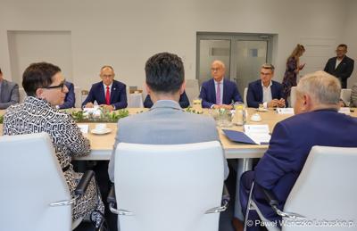 Marszałek województwa lubuskiego Marcin Jabłoński i wicemarszałek Sebastian Ciemnoczołowski, poseł na Sejm RP Krystyna Sibińska, senator Władysław Komarnicki, wojewoda lubuski Marek Cebula, prezydent Gorzowa Wlkp. Jacek Wójcicki, wiceprezydent Gorzowa Izabela Piotrowicz, przewodniczący gorzowskiej Rady Miasta Robert Surowiec, lubuscy i wielkopolscy samorządowcy, przedstawiciele kierownictwa Polskich Kolei Państwowych - spotkali się w gorzowskim magistracie z wiceministrem Piotrem Malepszakiem, który w  Ministerstwie Infrastruktury odpowiada za transport kolejowy.