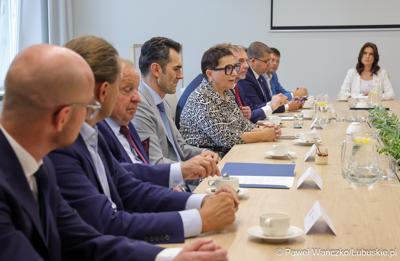 Marszałek województwa lubuskiego Marcin Jabłoński i wicemarszałek Sebastian Ciemnoczołowski, poseł na Sejm RP Krystyna Sibińska, senator Władysław Komarnicki, wojewoda lubuski Marek Cebula, prezydent Gorzowa Wlkp. Jacek Wójcicki, wiceprezydent Gorzowa Izabela Piotrowicz, przewodniczący gorzowskiej Rady Miasta Robert Surowiec, lubuscy i wielkopolscy samorządowcy, przedstawiciele kierownictwa Polskich Kolei Państwowych - spotkali się w gorzowskim magistracie z wiceministrem Piotrem Malepszakiem, który w  Ministerstwie Infrastruktury odpowiada za transport kolejowy.