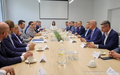 Marszałek województwa lubuskiego Marcin Jabłoński i wicemarszałek Sebastian Ciemnoczołowski, poseł na Sejm RP Krystyna Sibińska, senator Władysław Komarnicki, wojewoda lubuski Marek Cebula, prezydent Gorzowa Wlkp. Jacek Wójcicki, wiceprezydent Gorzowa Izabela Piotrowicz, przewodniczący gorzowskiej Rady Miasta Robert Surowiec, lubuscy i wielkopolscy samorządowcy, przedstawiciele kierownictwa Polskich Kolei Państwowych - spotkali się w gorzowskim magistracie z wiceministrem Piotrem Malepszakiem, który w  Ministerstwie Infrastruktury odpowiada za transport kolejowy.