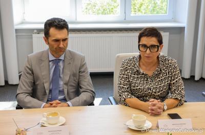 Marszałek województwa lubuskiego Marcin Jabłoński i wicemarszałek Sebastian Ciemnoczołowski, poseł na Sejm RP Krystyna Sibińska, senator Władysław Komarnicki, wojewoda lubuski Marek Cebula, prezydent Gorzowa Wlkp. Jacek Wójcicki, wiceprezydent Gorzowa Izabela Piotrowicz, przewodniczący gorzowskiej Rady Miasta Robert Surowiec, lubuscy i wielkopolscy samorządowcy, przedstawiciele kierownictwa Polskich Kolei Państwowych - spotkali się w gorzowskim magistracie z wiceministrem Piotrem Malepszakiem, który w  Ministerstwie Infrastruktury odpowiada za transport kolejowy.