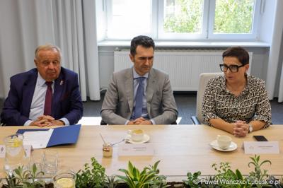 Marszałek województwa lubuskiego Marcin Jabłoński i wicemarszałek Sebastian Ciemnoczołowski, poseł na Sejm RP Krystyna Sibińska, senator Władysław Komarnicki, wojewoda lubuski Marek Cebula, prezydent Gorzowa Wlkp. Jacek Wójcicki, wiceprezydent Gorzowa Izabela Piotrowicz, przewodniczący gorzowskiej Rady Miasta Robert Surowiec, lubuscy i wielkopolscy samorządowcy, przedstawiciele kierownictwa Polskich Kolei Państwowych - spotkali się w gorzowskim magistracie z wiceministrem Piotrem Malepszakiem, który w  Ministerstwie Infrastruktury odpowiada za transport kolejowy.