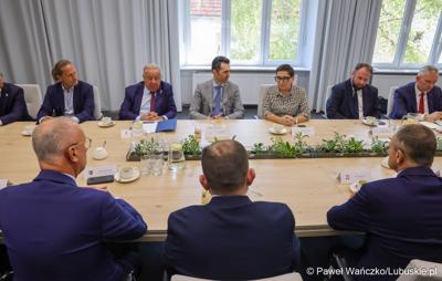 Marszałek województwa lubuskiego Marcin Jabłoński i wicemarszałek Sebastian Ciemnoczołowski, poseł na Sejm RP Krystyna Sibińska, senator Władysław Komarnicki, wojewoda lubuski Marek Cebula, prezydent Gorzowa Wlkp. Jacek Wójcicki, wiceprezydent Gorzowa Izabela Piotrowicz, przewodniczący gorzowskiej Rady Miasta Robert Surowiec, lubuscy i wielkopolscy samorządowcy, przedstawiciele kierownictwa Polskich Kolei Państwowych - spotkali się w gorzowskim magistracie z wiceministrem Piotrem Malepszakiem, który w  Ministerstwie Infrastruktury odpowiada za transport kolejowy.