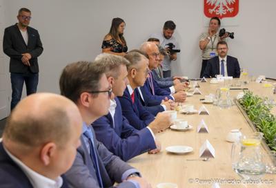Marszałek województwa lubuskiego Marcin Jabłoński i wicemarszałek Sebastian Ciemnoczołowski, poseł na Sejm RP Krystyna Sibińska, senator Władysław Komarnicki, wojewoda lubuski Marek Cebula, prezydent Gorzowa Wlkp. Jacek Wójcicki, wiceprezydent Gorzowa Izabela Piotrowicz, przewodniczący gorzowskiej Rady Miasta Robert Surowiec, lubuscy i wielkopolscy samorządowcy, przedstawiciele kierownictwa Polskich Kolei Państwowych - spotkali się w gorzowskim magistracie z wiceministrem Piotrem Malepszakiem, który w  Ministerstwie Infrastruktury odpowiada za transport kolejowy.