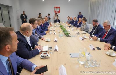 Marszałek województwa lubuskiego Marcin Jabłoński i wicemarszałek Sebastian Ciemnoczołowski, poseł na Sejm RP Krystyna Sibińska, senator Władysław Komarnicki, wojewoda lubuski Marek Cebula, prezydent Gorzowa Wlkp. Jacek Wójcicki, wiceprezydent Gorzowa Izabela Piotrowicz, przewodniczący gorzowskiej Rady Miasta Robert Surowiec, lubuscy i wielkopolscy samorządowcy, przedstawiciele kierownictwa Polskich Kolei Państwowych - spotkali się w gorzowskim magistracie z wiceministrem Piotrem Malepszakiem, który w  Ministerstwie Infrastruktury odpowiada za transport kolejowy.