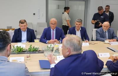 Marszałek województwa lubuskiego Marcin Jabłoński i wicemarszałek Sebastian Ciemnoczołowski, poseł na Sejm RP Krystyna Sibińska, senator Władysław Komarnicki, wojewoda lubuski Marek Cebula, prezydent Gorzowa Wlkp. Jacek Wójcicki, wiceprezydent Gorzowa Izabela Piotrowicz, przewodniczący gorzowskiej Rady Miasta Robert Surowiec, lubuscy i wielkopolscy samorządowcy, przedstawiciele kierownictwa Polskich Kolei Państwowych - spotkali się w gorzowskim magistracie z wiceministrem Piotrem Malepszakiem, który w  Ministerstwie Infrastruktury odpowiada za transport kolejowy.