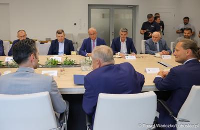 Marszałek województwa lubuskiego Marcin Jabłoński i wicemarszałek Sebastian Ciemnoczołowski, poseł na Sejm RP Krystyna Sibińska, senator Władysław Komarnicki, wojewoda lubuski Marek Cebula, prezydent Gorzowa Wlkp. Jacek Wójcicki, wiceprezydent Gorzowa Izabela Piotrowicz, przewodniczący gorzowskiej Rady Miasta Robert Surowiec, lubuscy i wielkopolscy samorządowcy, przedstawiciele kierownictwa Polskich Kolei Państwowych - spotkali się w gorzowskim magistracie z wiceministrem Piotrem Malepszakiem, który w  Ministerstwie Infrastruktury odpowiada za transport kolejowy.